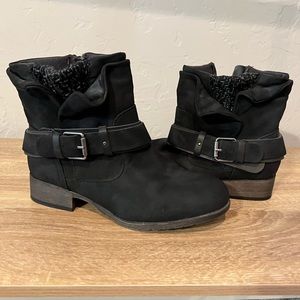 SO black zipper ankle boots. Worn once. Great condition.